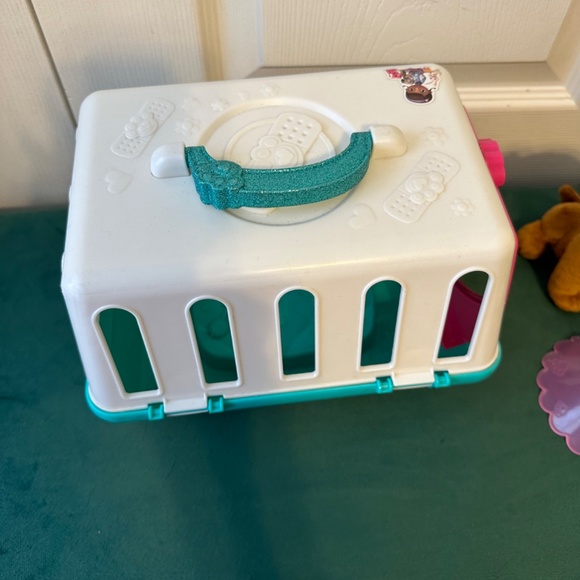 Doc McStuffins on the go pet carrier, dog and 5 additional pieces - Picture 4 of 4